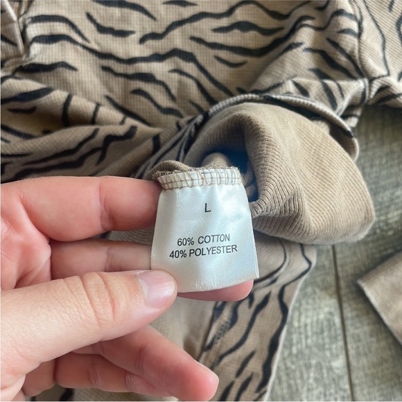 Jane & Delancey Size Large Long-Sleeve Zebra Printed Top. - Picture 5 of 6